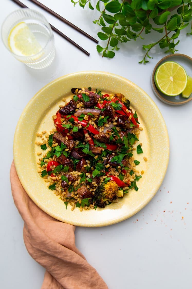 Lun salat med okse og hvedekerner