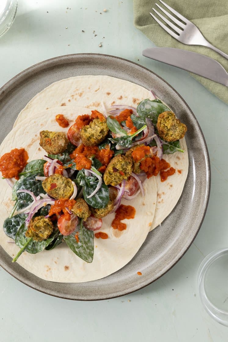 Wrap med falafel, spinatsalat og ajvar