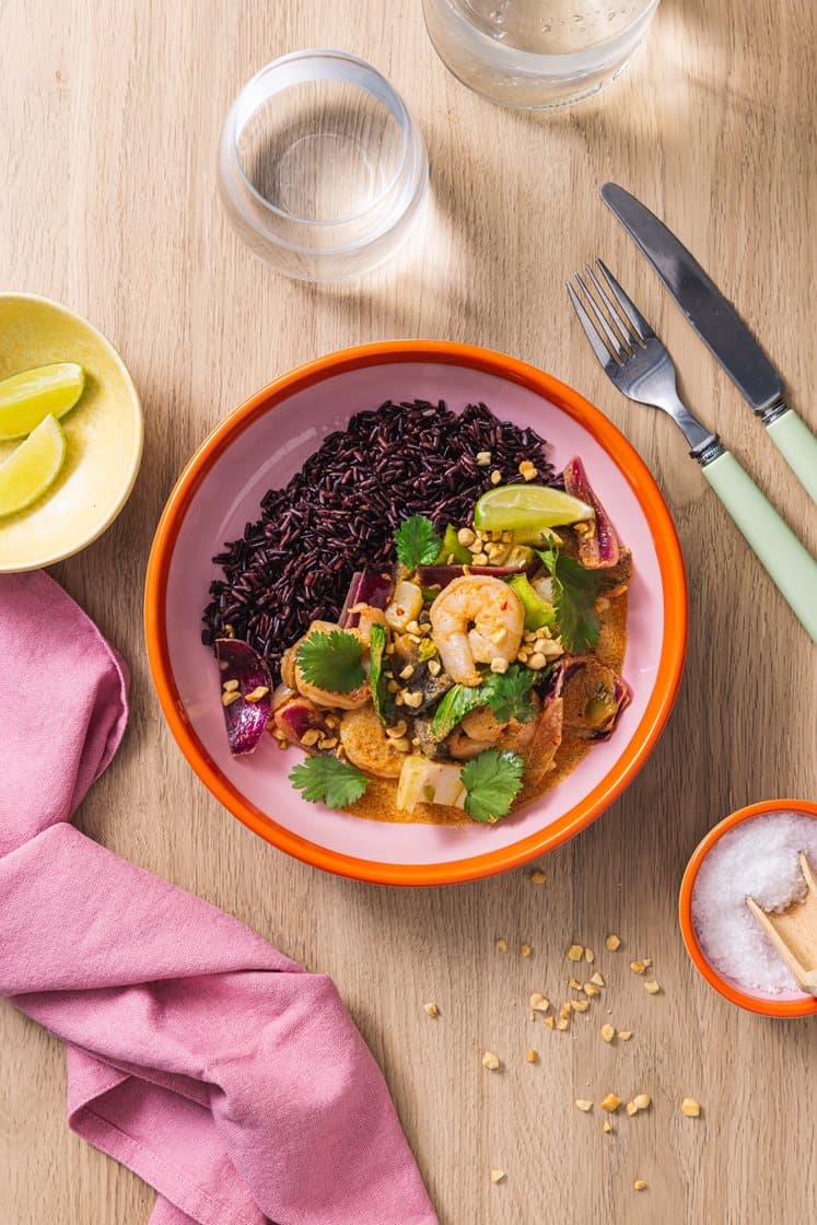 Kæmperejer i red curry med sorte ris