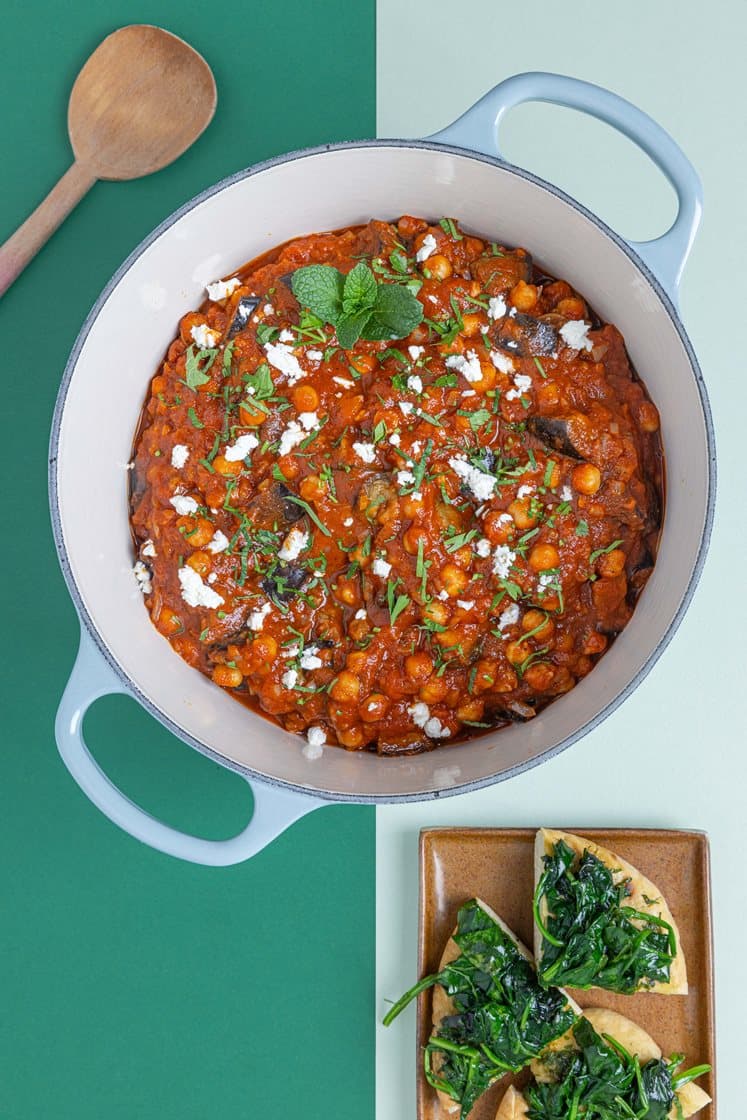 Libanesisk inspireret moussaka gryde med smør-hvidløgsristet spinat på varmt brød