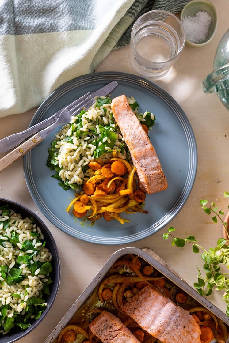 Bagt laks med spinat-risoni, søde spicy gulerødder og løg
