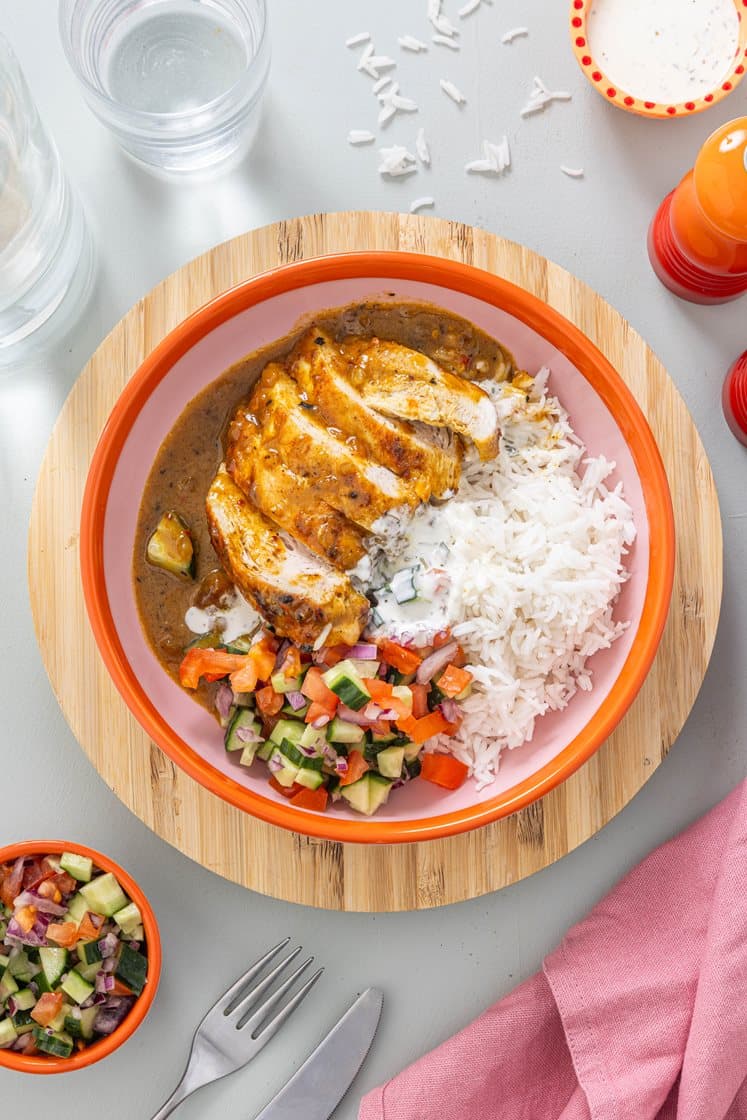 Kylling i mangochutneysauce med tomatsalat og basmatiris