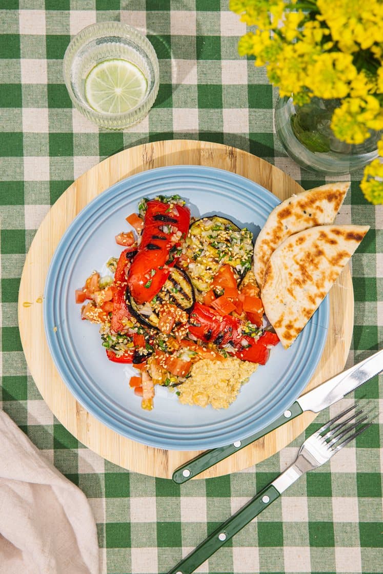 Kikærte msabbaha med mix grill af grøntsager og persille/mynte gremolata