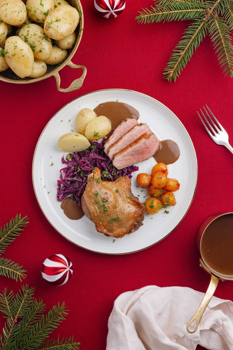 Julemiddag: Confiteret and med rødkål og 2 slags kartofler