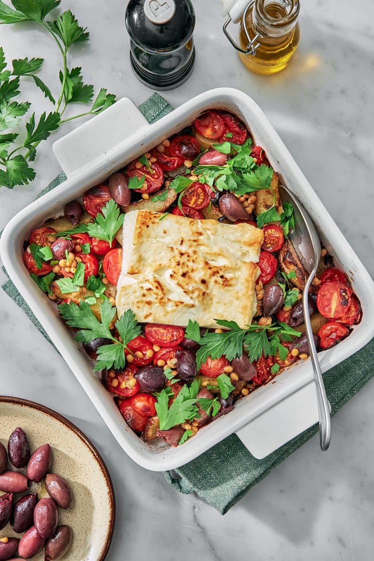 Græsk grøntsagsfad med oliven og bagt feta