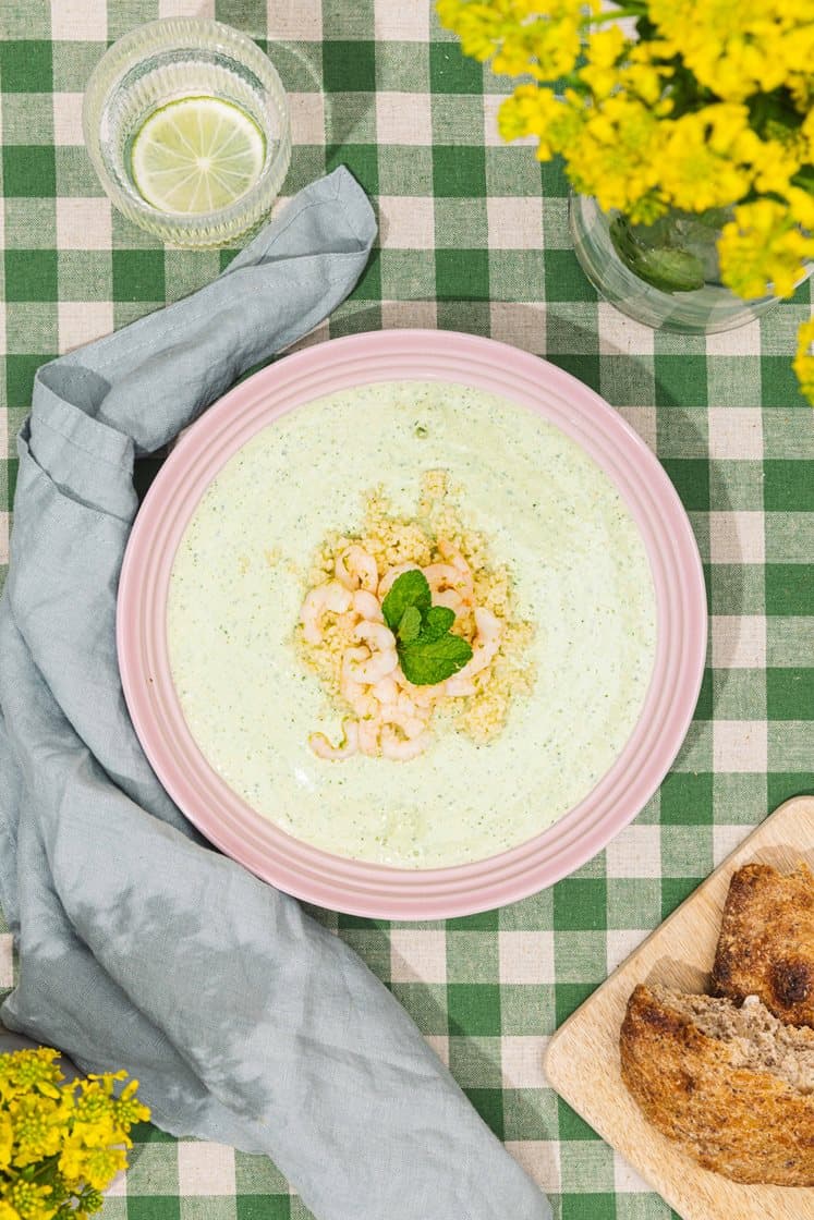 Kold agurkesuppe med rejer, mynte og brød