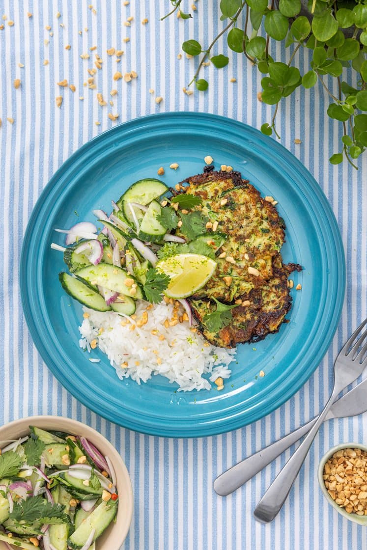 Squash/salatost-røsti med thailandsk agurkesalat og ris
