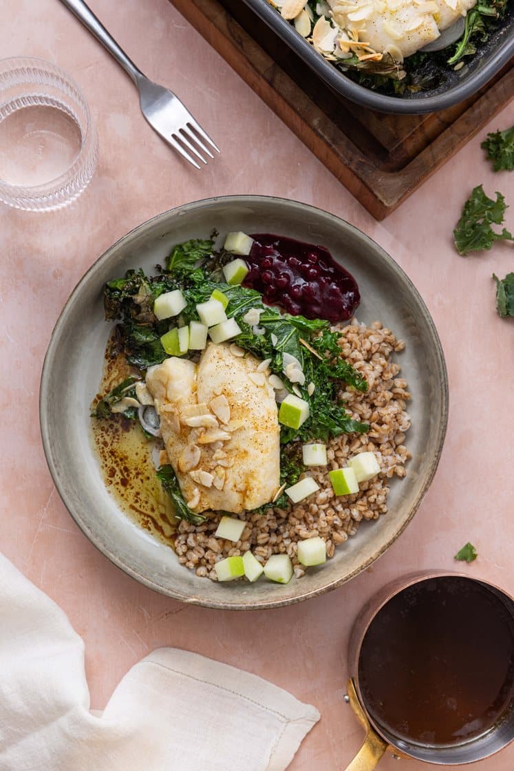 Bagt hvid fisk med grønkål, tyttebær, æble og hvedekerner