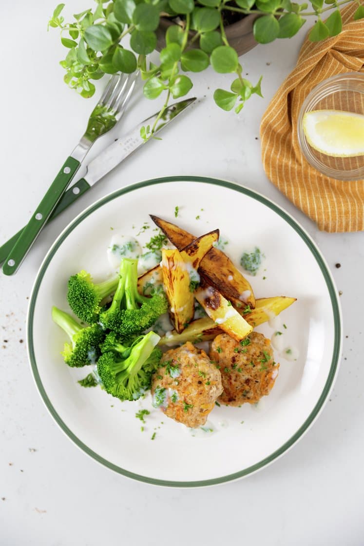 Kyllingedeller med persillesauce og kartoffelbåde