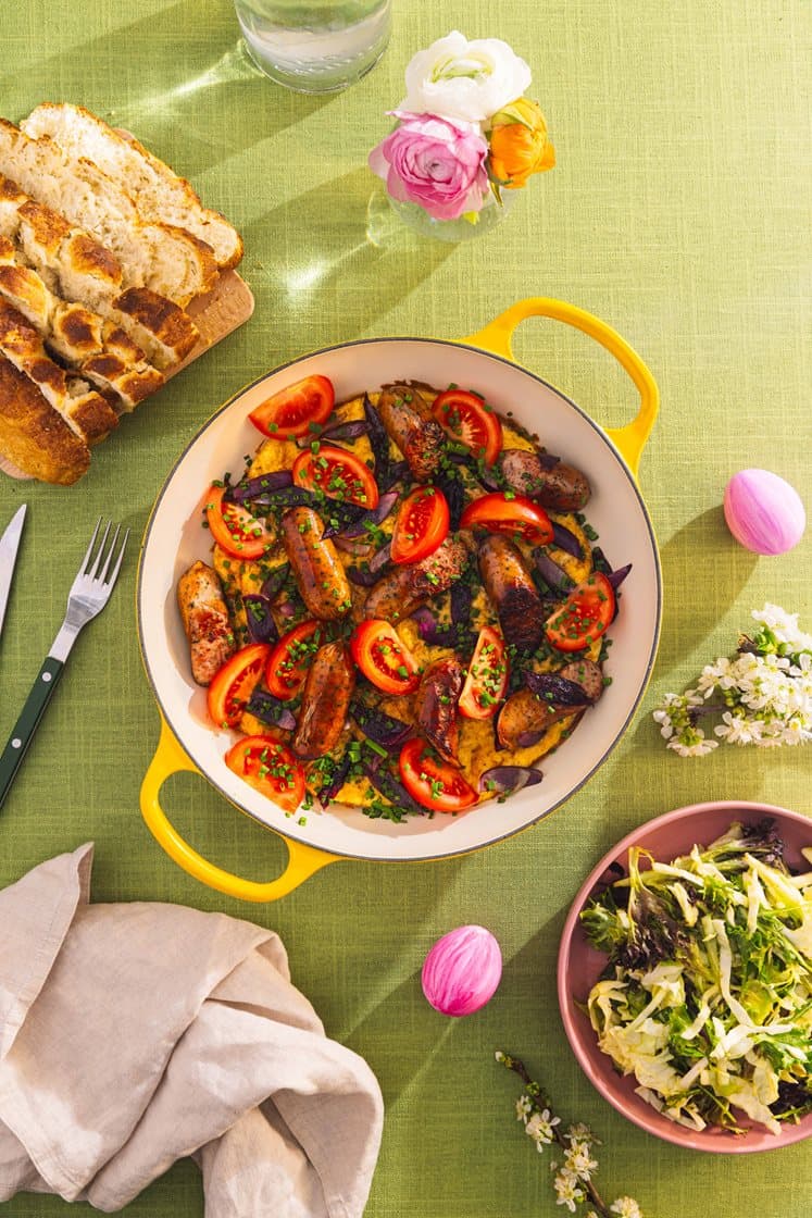 Æggekage med linquica pølser og tomat hertil foccaciabrød og salat