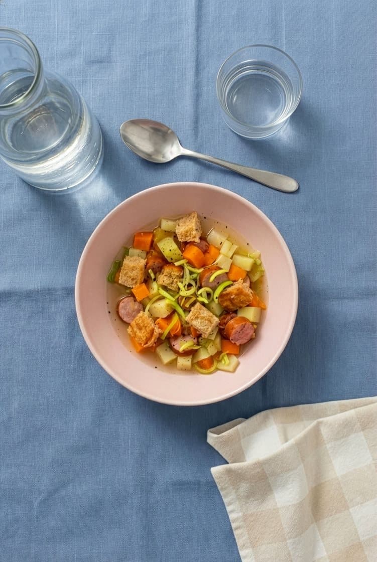 Grøntsagssuppe med rodfrugter, linquecapølse og croutoner