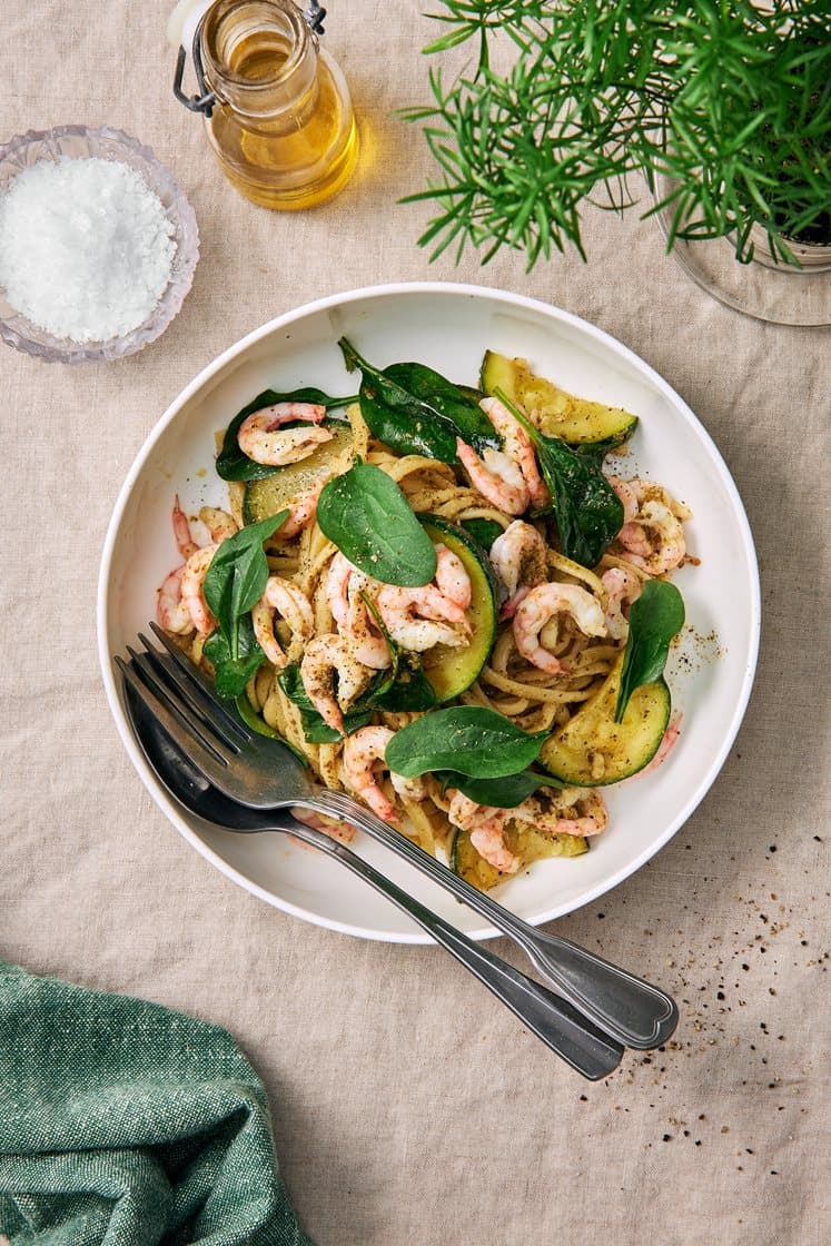 Pasta linguine med ingefær/hvidløgstegte kæmperejer og squash