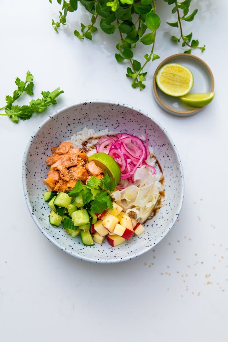 Pokebowl med varmrøget laks, syltet løg og sesamdressing
