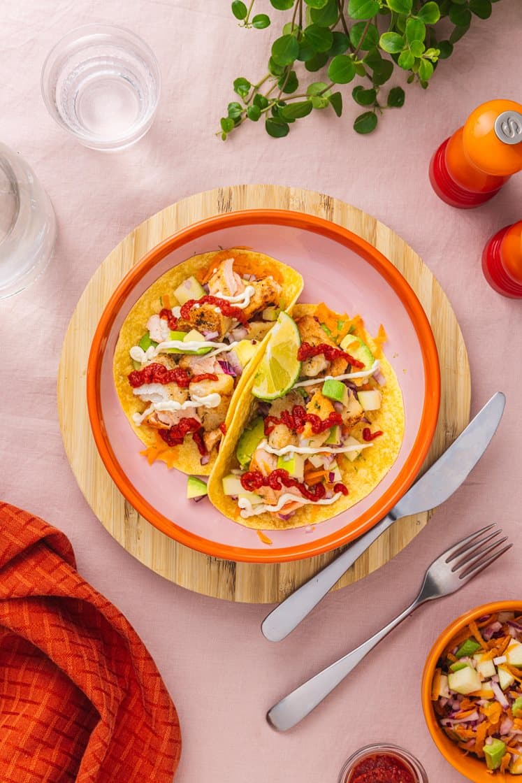 Soft tacos med sprød laks, avocado/æblesalat, salsa og aioli