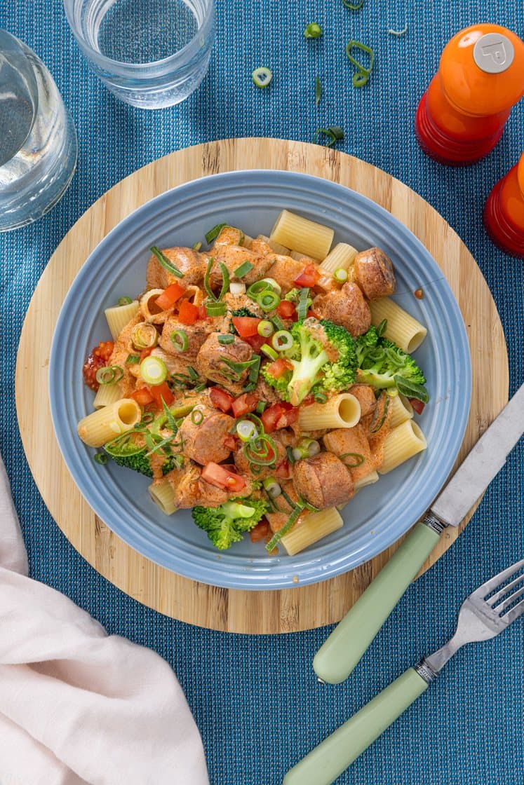 Mezze maniche i cremet tomatsauce med linquicapølse og broccoli