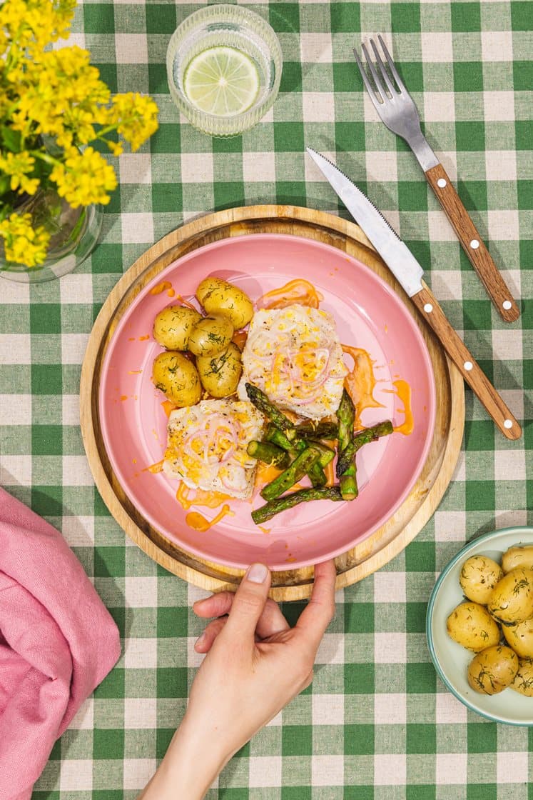 Sej én papilotte med skalotteløg, choronsauce og stegte grønne asparges