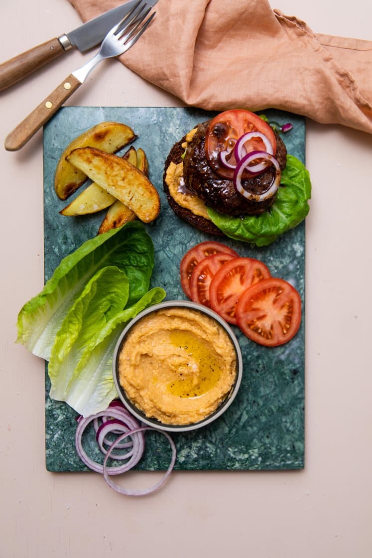 Grillet burger med hummus og fritter