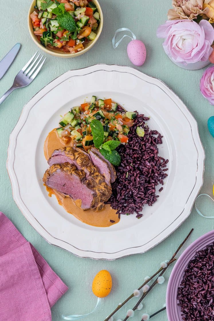 Lam i tandoorisauce med kachumber-salat og sorte ris