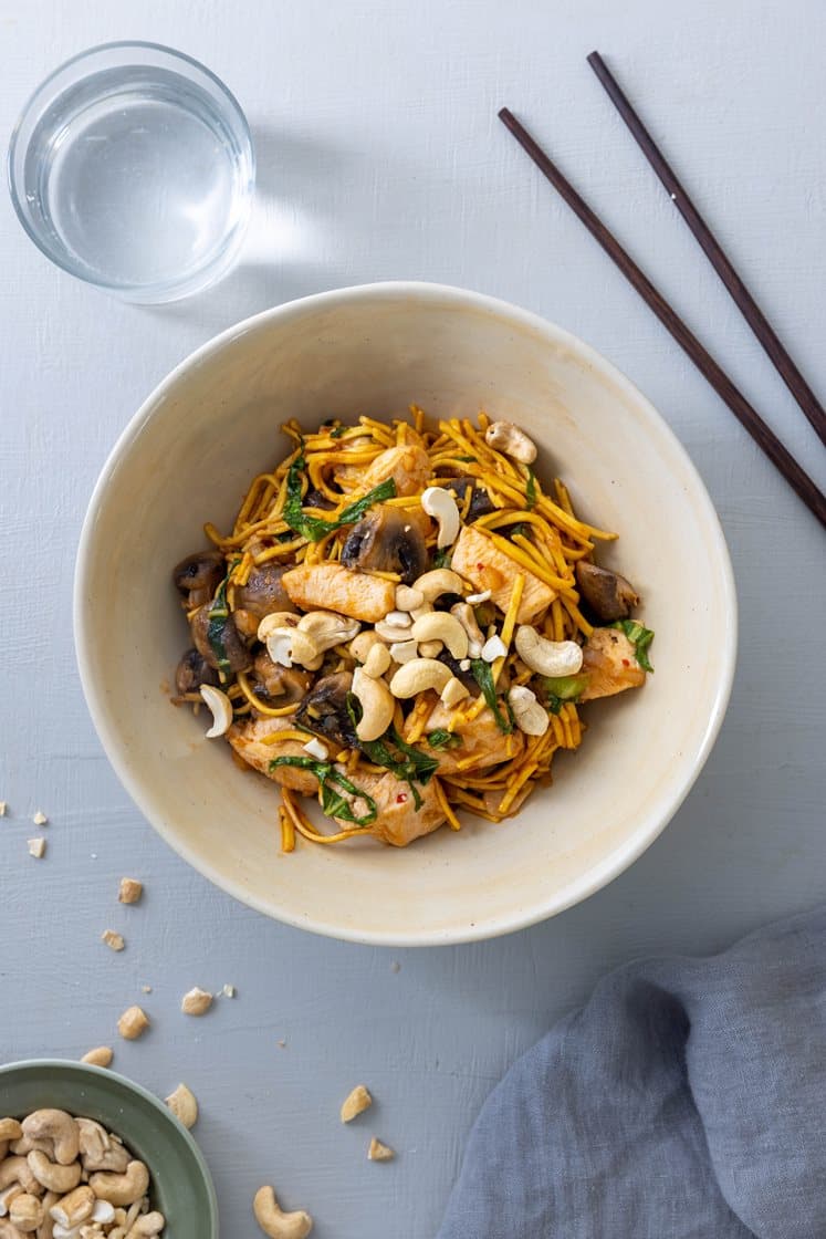 Gochujangnudler med kylling, svampe og cashewnødder