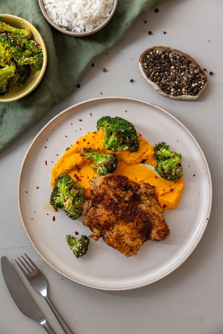 Citrusbagt kyllingelårsteak med gulerodspuré, sesamstegt broccoli og ris