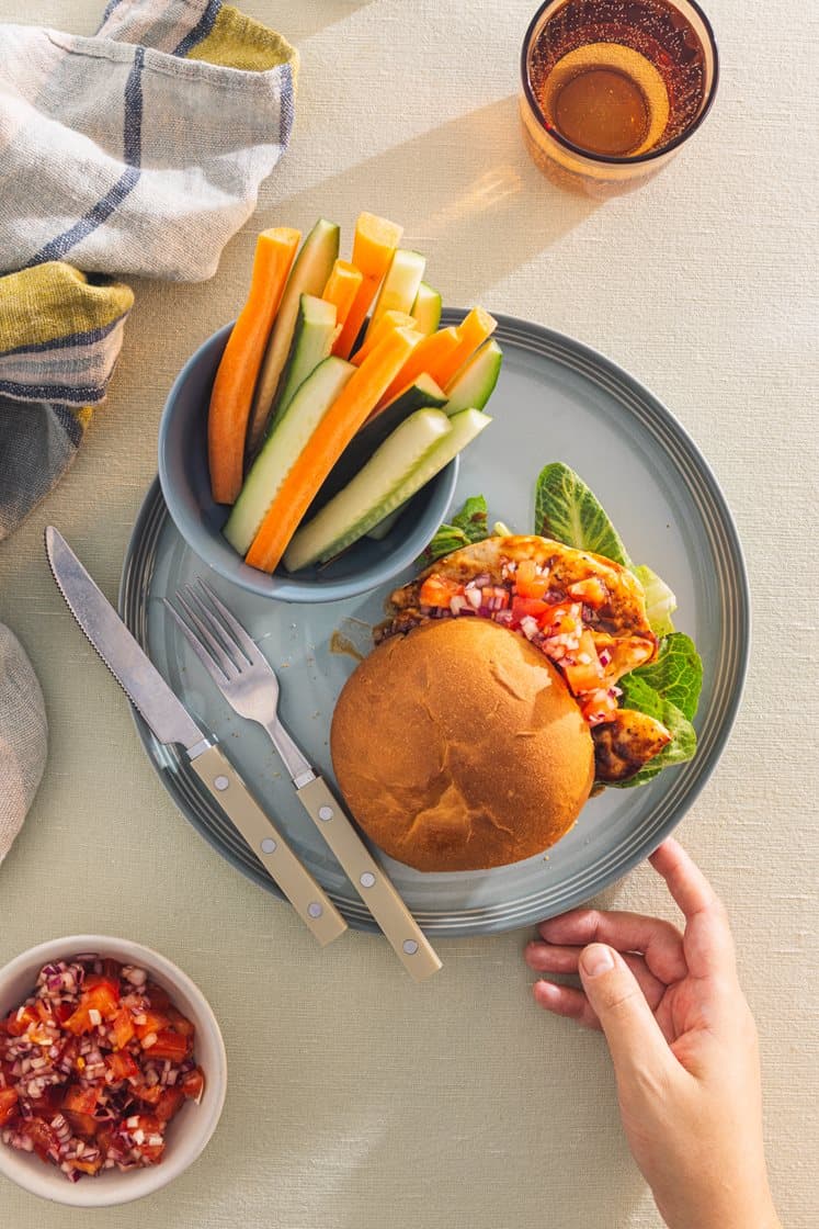 BBQ-kyllingeburger med tomatsalsa og gnavegrønt