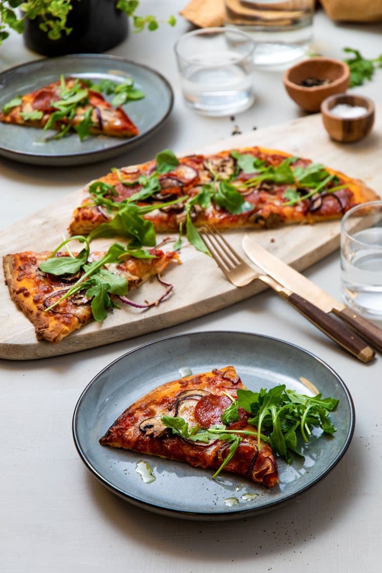 Chorizopizza med champignon, rødløg og ruccola