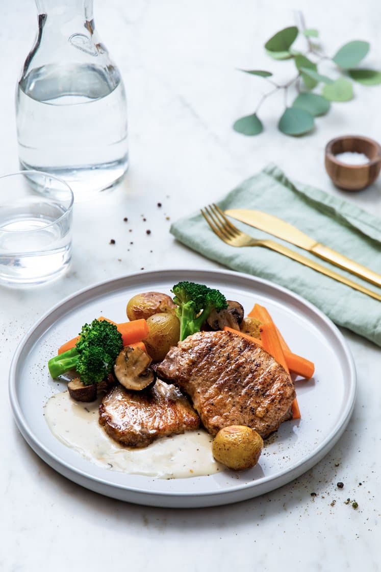 Svinekotelet i cremet estragonsauce med ovnbagte grøntsager og kogte kartofler