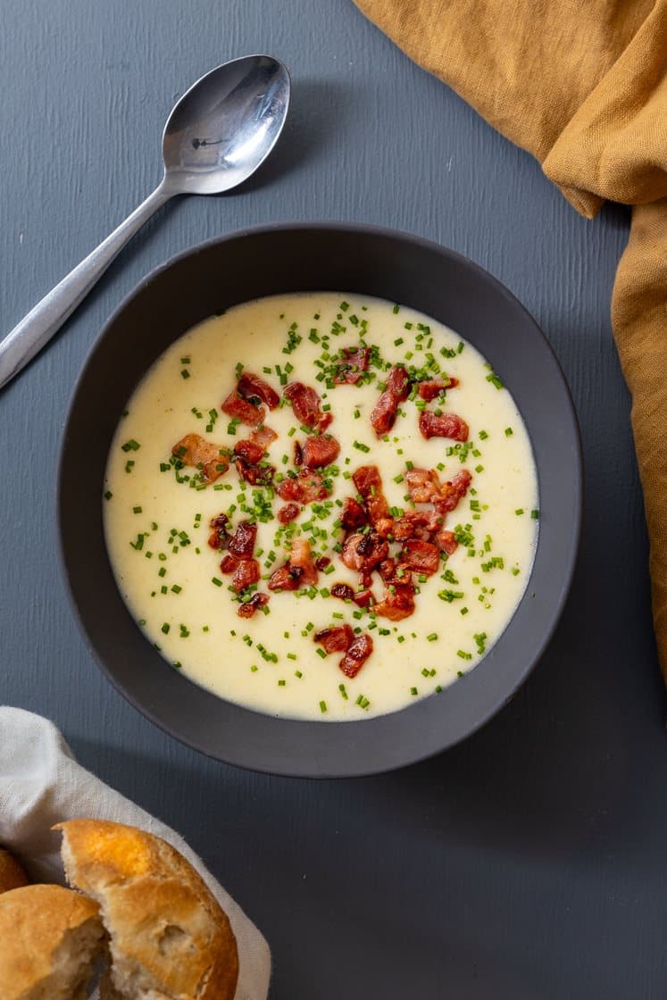 Kartoffelporresuppe med bacon og surdejsboller